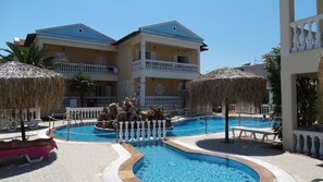 Outdoor pool, pool umbrellas, pool loungers - Hotel Rigakis (Kassandra)