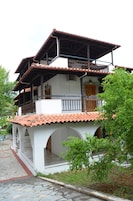 Caja de seguridad en la habitación y tabla de planchar con plancha