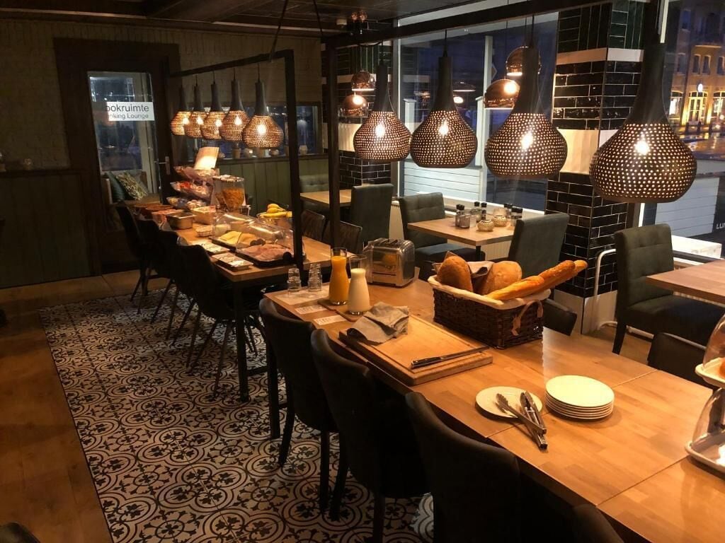 供应午餐和晚餐