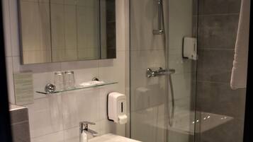 Dusj, toalettartikler (inkludert), hårføner og håndklær