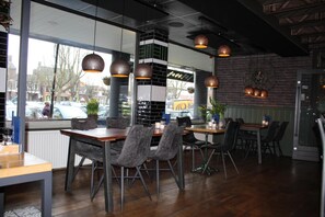 Déjeuner et dîner servis sur place