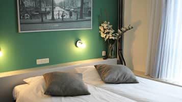 Tweepersoonskamer, 2 eenpersoonsbedden | Bedden met traagschuimmatras, een bureau, een strijkplank/strijkijzer