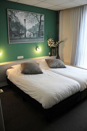Matelas mémoire de forme, bureau, fer et planche à repasser