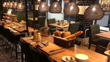 Phục vụ bữa trưa và bữa tối