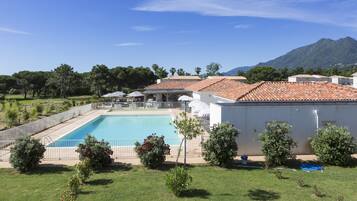 2 albercas al aire libre