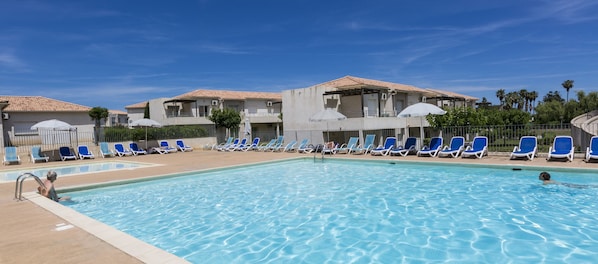 2 outdoor pools