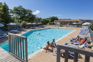2 piscines extérieures