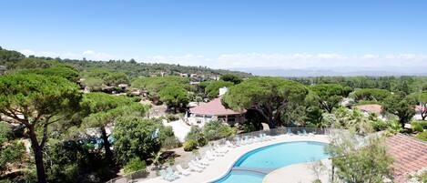 Kauden mukainen ulkouima-allas