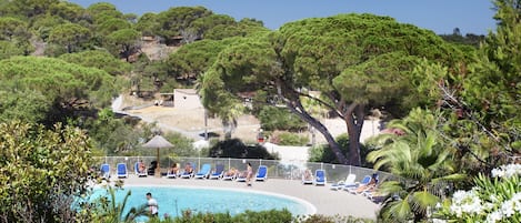 Una piscina al aire libre de temporada