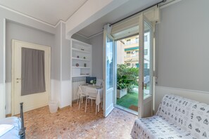 Familieværelse - 2 soveværelser - privat badeværelse | Individuelt design, individuel indretning, skrivebord, gratis Wi-Fi