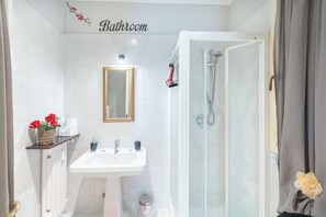 スタンダード ルーム 専用バスルーム | バスルーム | シャワー、バスアメニティ (無料)、ヘアドライヤー、スリッパ