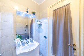 Family Room, 2 Bedrooms, Private Bathroom | Bathroom | Shower, free toiletries, hair dryer, slippers - Terrazze Italiane City Center (Verona)