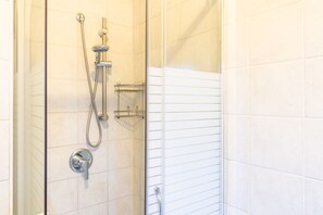 Family Room, 2 Bedrooms, Private Bathroom | Bathroom | Shower, free toiletries, hair dryer, slippers - Terrazze Italiane City Center (Verona)