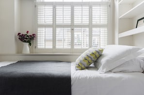 Tabla de planchar con plancha, wifi gratis y ropa de cama 