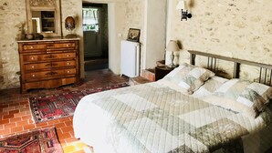 Bureau, rideaux occultants, lits bébé (gratuits), Wi-Fi gratuit