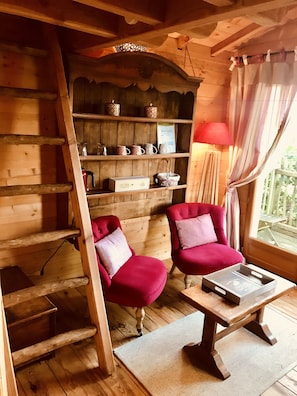 Trehytte | Individuelt dekorert, individuelt innredet og skrivebord