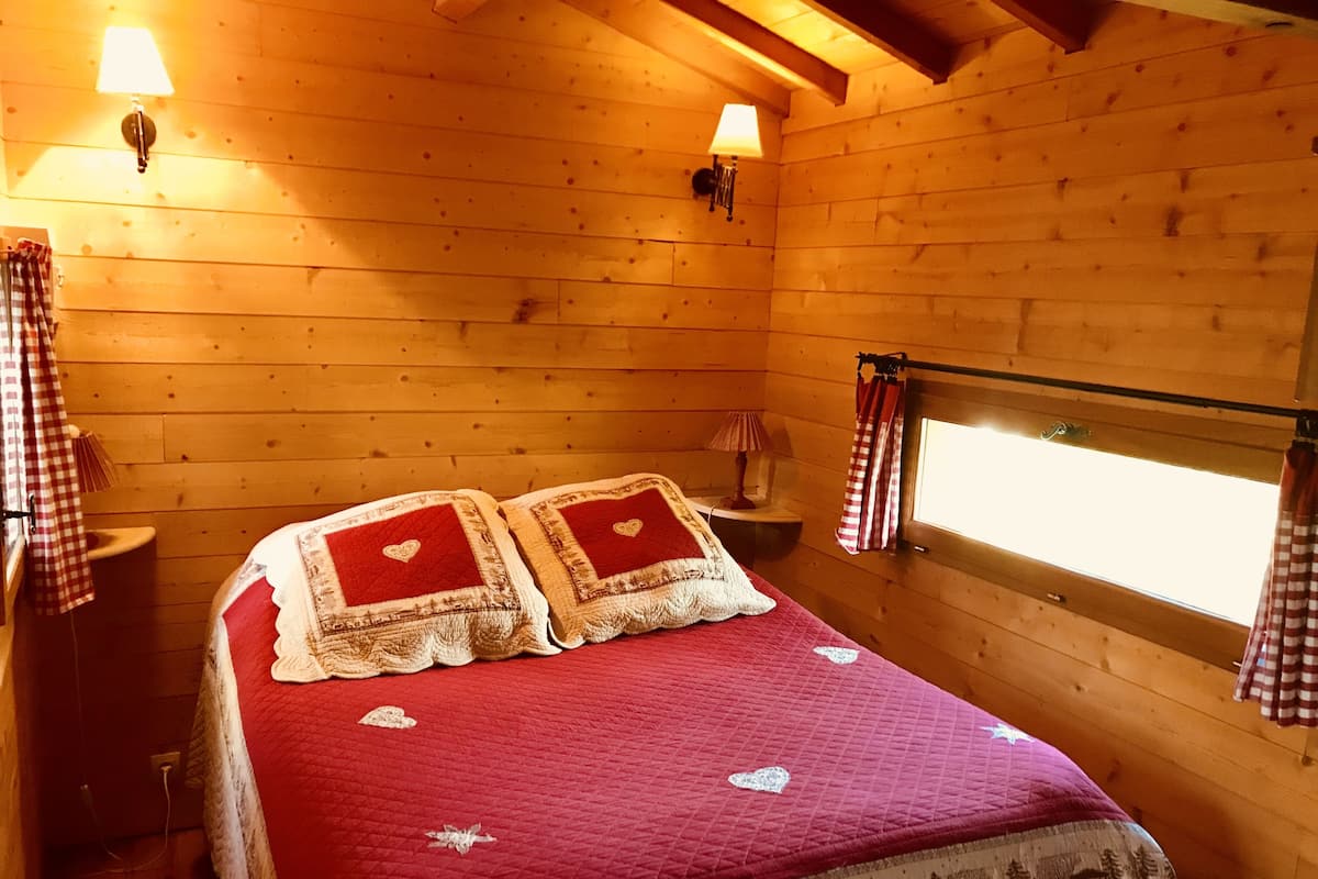 Casa en un árbol | Escritorio, cortinas opacas, cunas gratuitas y wifi gratis