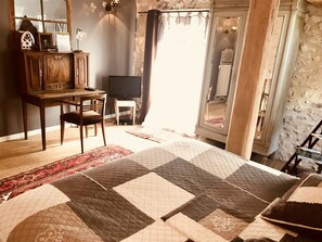 Individually decorated, individually furnished, desk, blackout drapes - Chambres d'Hôtes La Vallée Javot (Féricy)