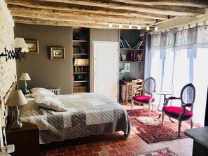 Double Room | Individually decorated, individually furnished, desk, blackout curtains - Chambres d'Hôtes La Vallée Javot (Féricy)