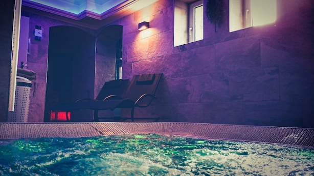 Un espace piscine équipé d’une chaise longue et d’une poubelle.
