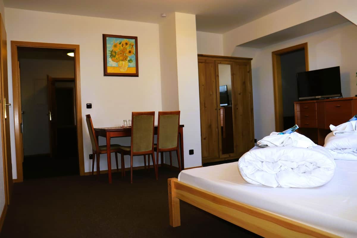 Quarto quádruplo | Cofres nos quartos, escrivaninha, Wi-Fi de cortesia, roupa de cama
