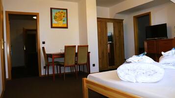 Quadruple Room | In-room safe, desk, free WiFi, bed sheets