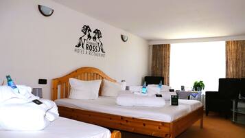 Dreibettzimmer | Zimmersafe, Schreibtisch, kostenloses WLAN, Bettwäsche