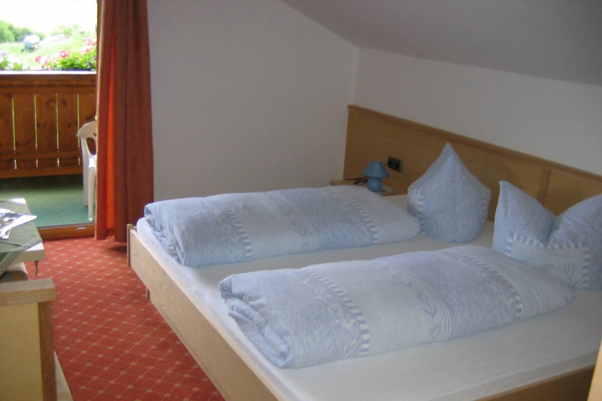Family Room, Mountain View | Cribs (surcharge), WiFi (free), bed sheets
