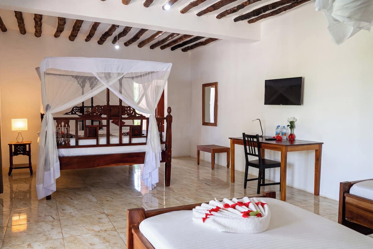 Family Room, Pool View | Premium bedding, desk, laptop workspace, iron/ironing board
