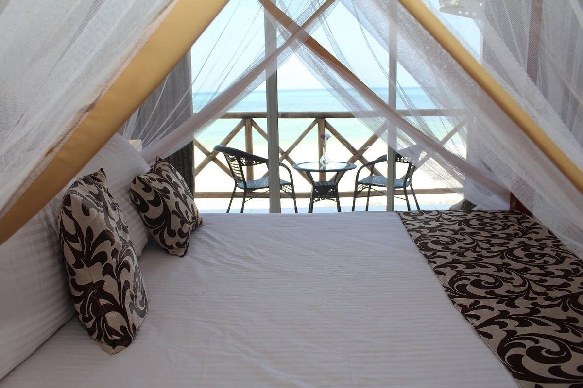 Habitació amb dos llits individuals Deluxe, balcó, vistes al mar | Roba de llit d'alta qualitat i escriptori 