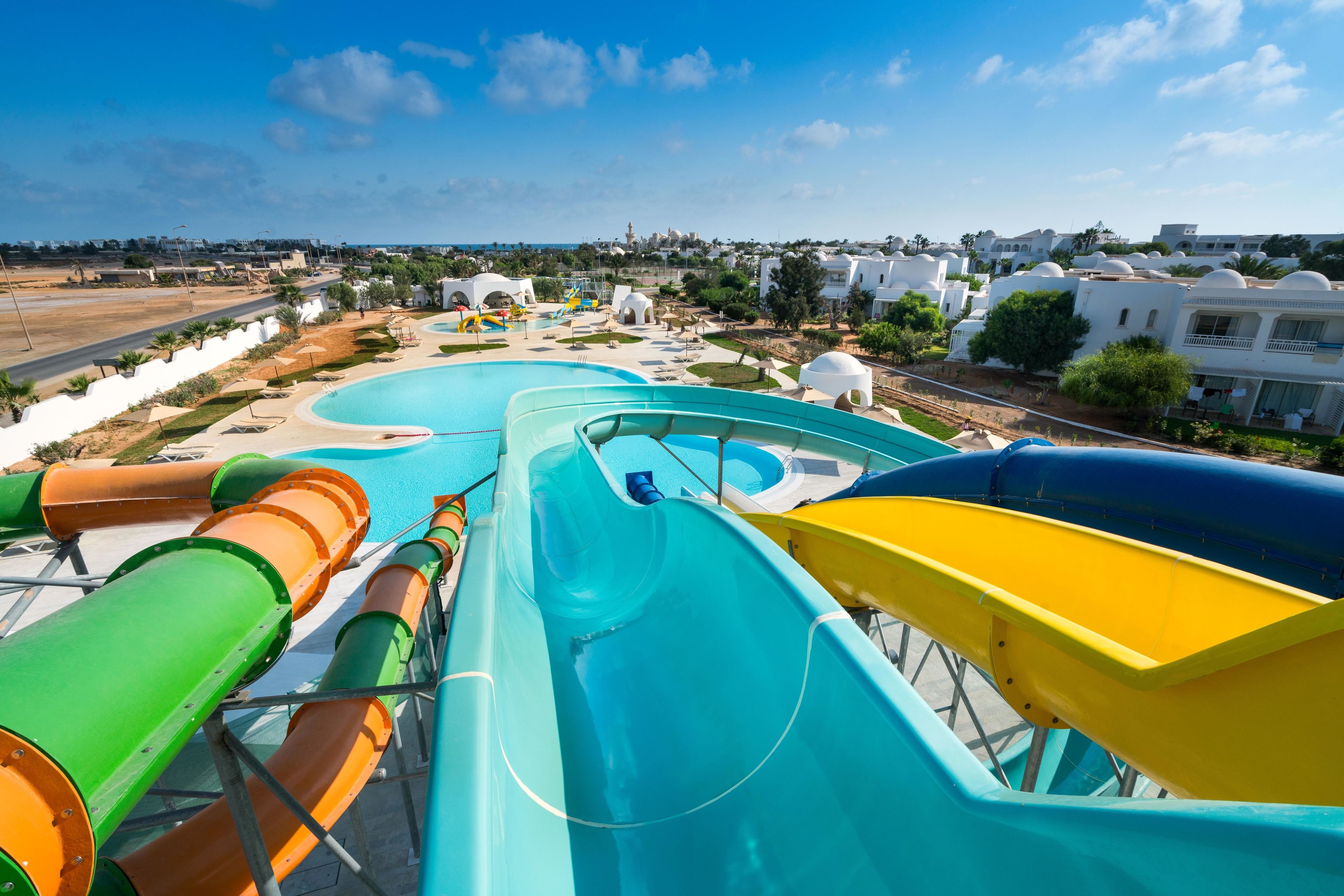 Parque acuático con múltiples toboganes y zona de piscina.