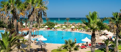Inomhuspool, utomhuspool, parasoller och solstolar