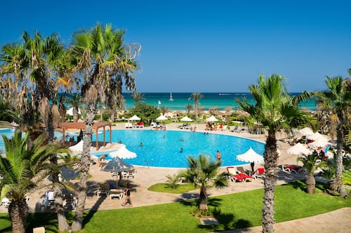 Piscine couverte, piscine extérieure, parasols de plage, chaises longues