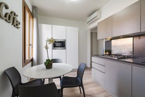 Apartament | Cuina privada | Frigorífic, forn, placa de cuina i rentaplats 