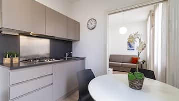 Apartment 1 bedroom, Arsenale Canal View 1 | Cozinha privada | Geladeira, fogão, cooktop, lava-louças