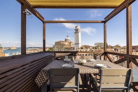 2 Bedrooms Skyline Penthouse | ํ
๋ผ์ค/ํํฐ์ค