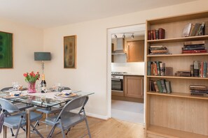 Apartment, 2 Schlafzimmer | Eigene Küche | Großer Kühlschrank, Mikrowelle, Ofen, Herdplatte