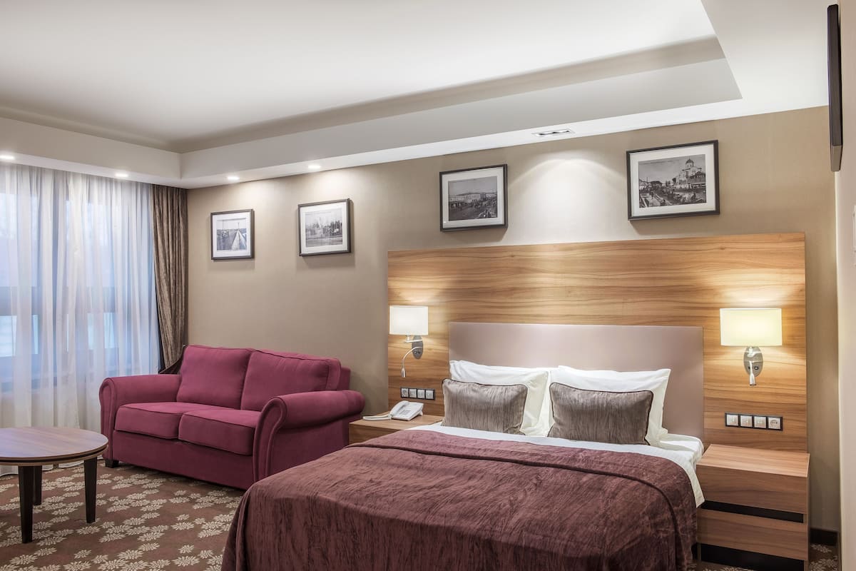 Premium bedding, in-room safe, desk, soundproofing