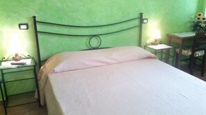 In-room safe, desk, laptop workspace, free WiFi - Agriturismo Montigliano (Viterbo)