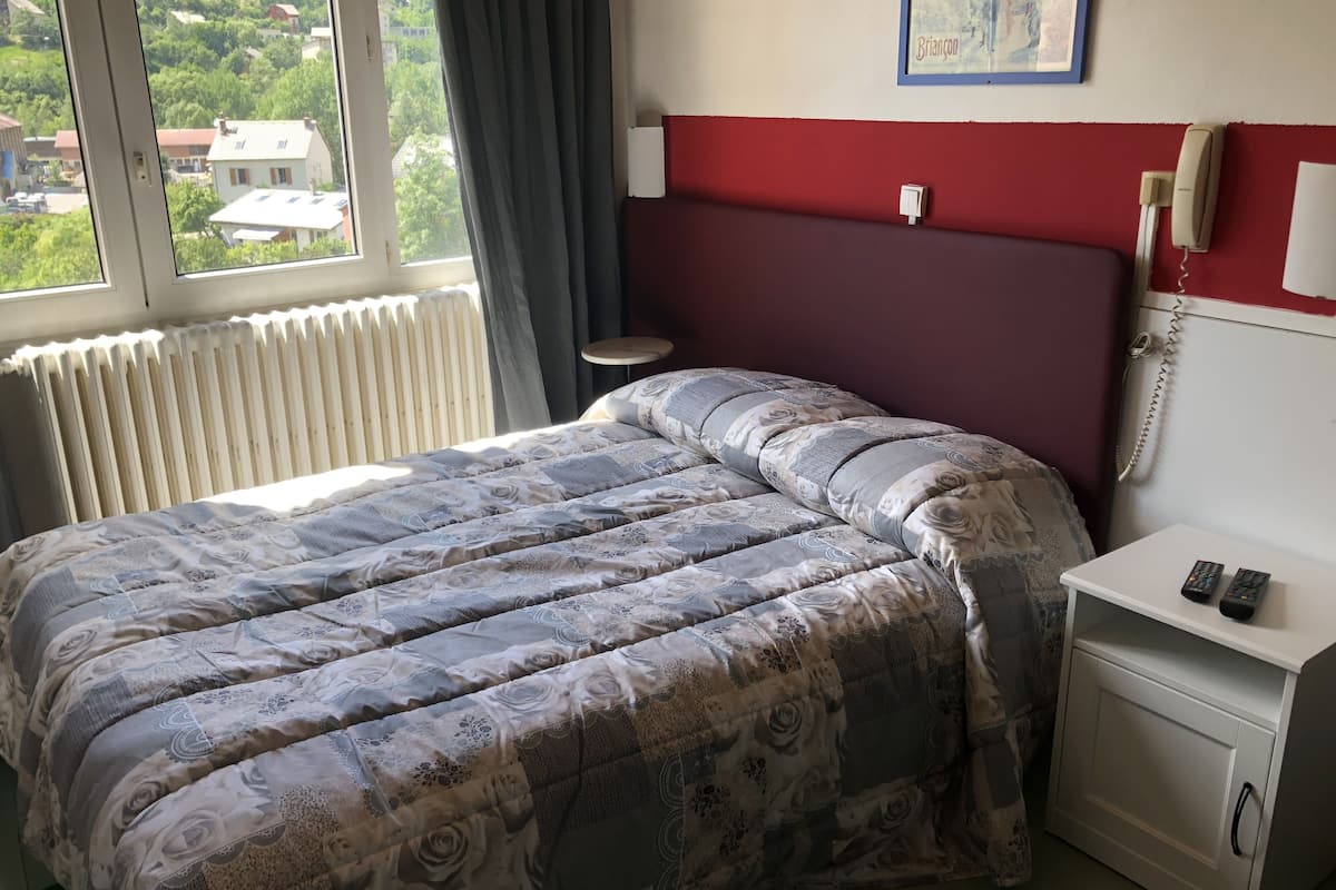 standard double or twin room, 1 double bed, ensuite | individually decorated, individually furnished, desk, blackout curtains