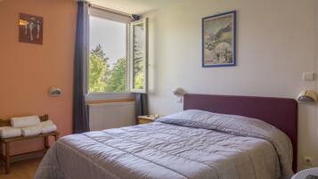 Standaard tweepersoonskamer, 1 slaapkamer, en-suite badkamer, uitzicht op heuvels | Individueel gedecoreerd, individueel gemeubileerd, een bureau