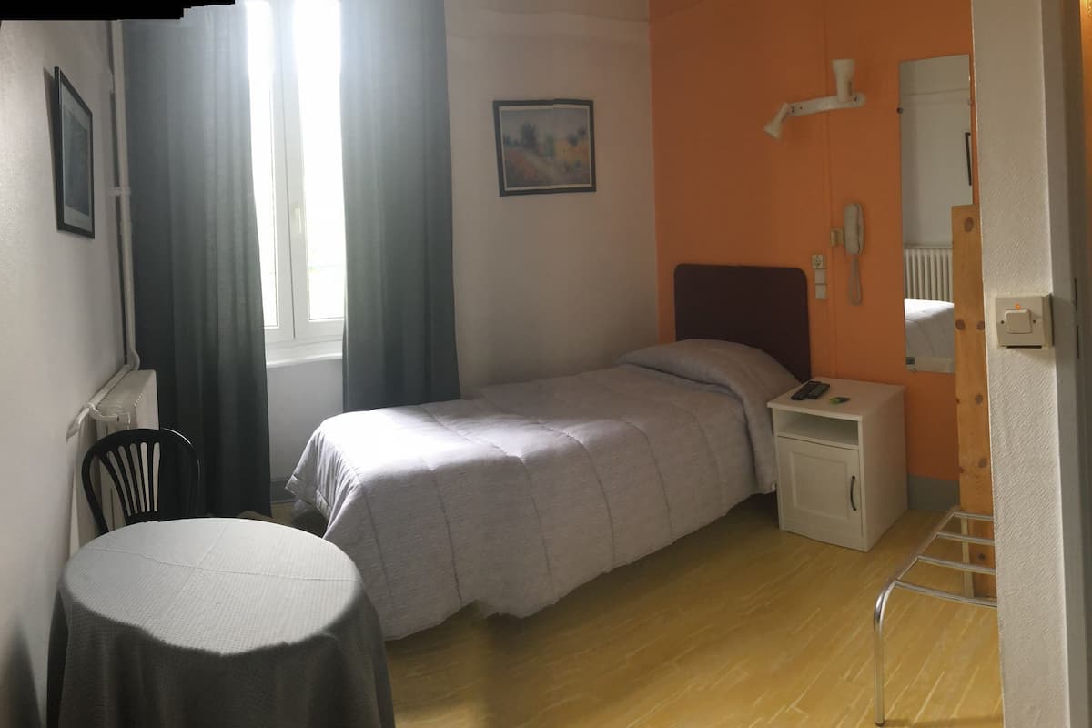 1 bedroom, individually decorated, individually furnished, desk
