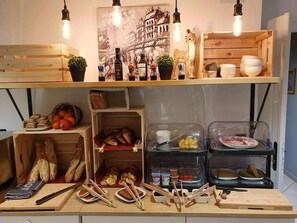 朝食 (コンチネンタル ブレックファスト)、毎日提供 (有料)