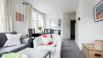 Second Nest Battersea | Private kitchen | Full-sized fridge, microwave, oven, stovetop