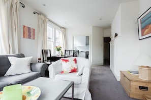 Second Nest Battersea | Private kitchen | Full-sized fridge, microwave, oven, stovetop