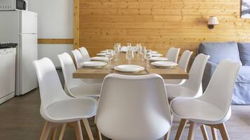 Apartment | Soundproofing, cots/infant beds, free WiFi, bed sheets