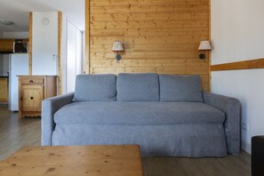 Apartment, 2 Bedrooms | 1 bedroom, soundproofing, cribs/infant beds, free WiFi