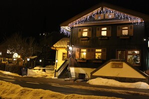 A two-story building with a wooden facade, multiple windows, and a sign that reads "Zimmer fred". - Landhotel Gasthof Zwota (Klingenthal)