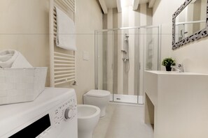 Apartament | Bany | Dutxa, assecador de cabells, bidet i tovalloles 