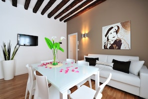 Apartment, 2 Bedrooms, Colleoni Holidays | Oleskelualue | Taulutelevisio